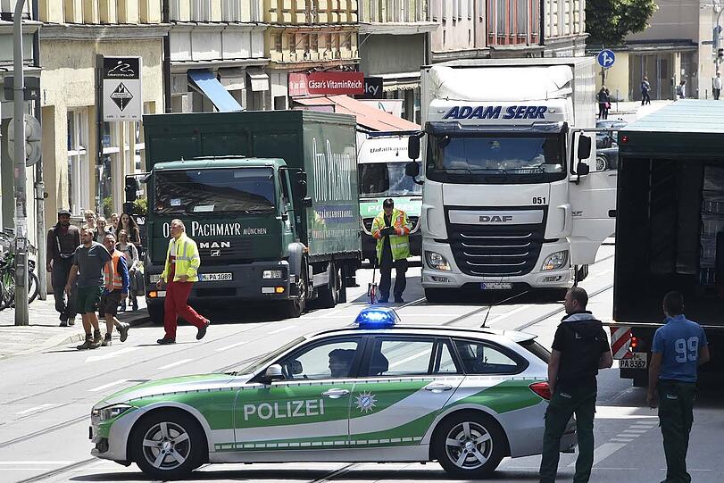 Unfall in der Ohlmüllerstraße: Ein Fußgänger wurde von einem Sattelzug erfasst.