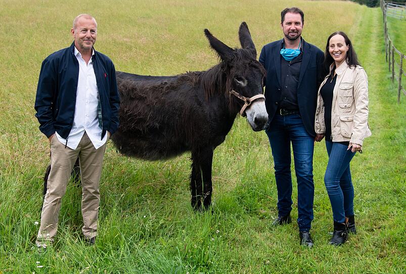 Heino Ferch, Dompteur Martin Lacey und Chefin Jana Mandana Lacey-Krone nmit einem Esel der Farm.