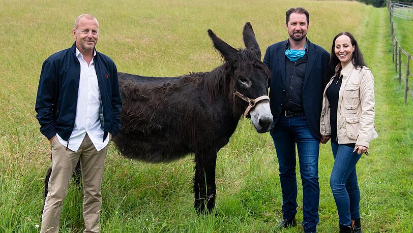 Heino Ferch, Dompteur Martin Lacey und Chefin Jana Mandana Lacey-Krone nmit einem Esel der Farm. Heino Ferch, Dompteur Martin Lacey und Chefin Jana Mandana Lacey-Krone nmit einem Esel der Farm.