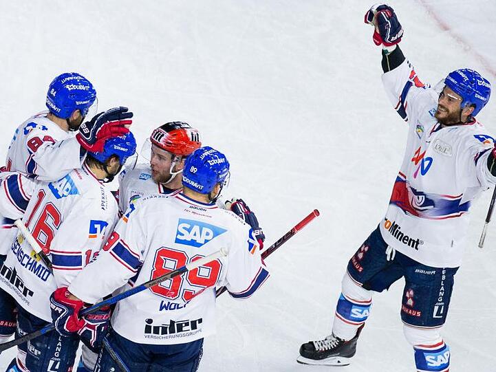 Die Adler Mannheim feiern den Einzug ins DEL-Finale.