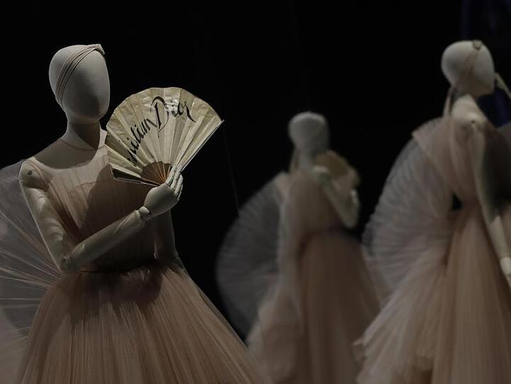 Kleider der Frühjahr/Sommer 2018 Kollektion des Modelabels Christian Dior in London.