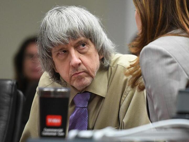 David Turpin, Vater der Kinder, spricht im Gerichtssaal mit seiner Anwältin.