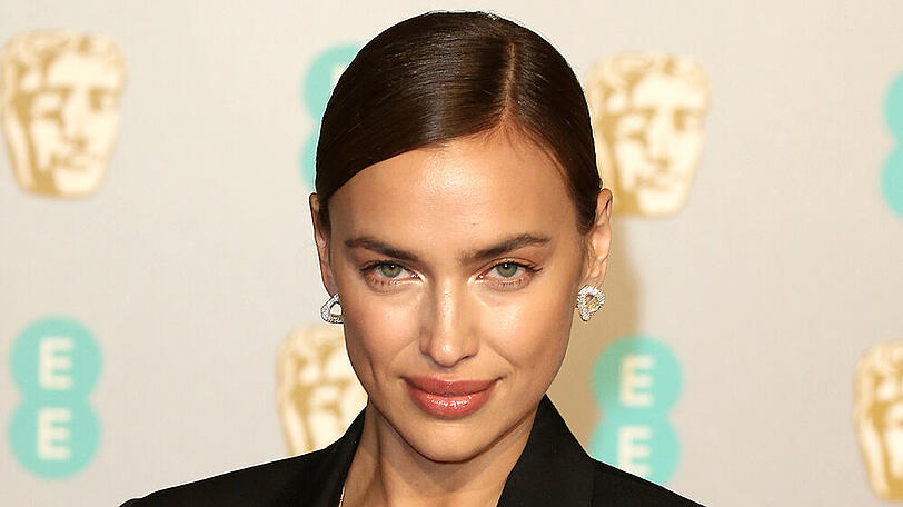 Model Irina Shayk nutzt Eiswürfel, um ihrer Gesichtshaut Gutes zu tun.