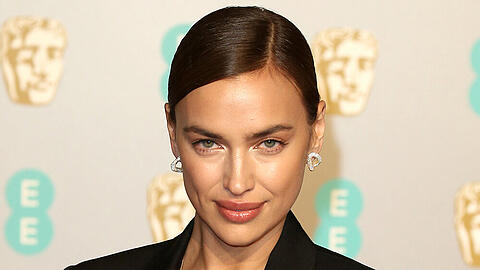 Model Irina Shayk nutzt Eiswürfel, um ihrer Gesichtshaut Gutes zu tun.