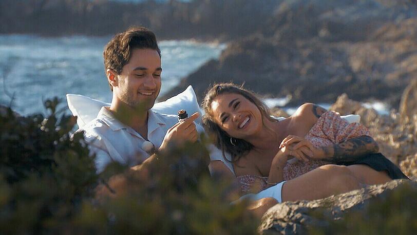 Nicht nur Leander und Melissa kommen sich überraschend nahe. Nicht nur Leander und Melissa kommen sich überraschend nahe.