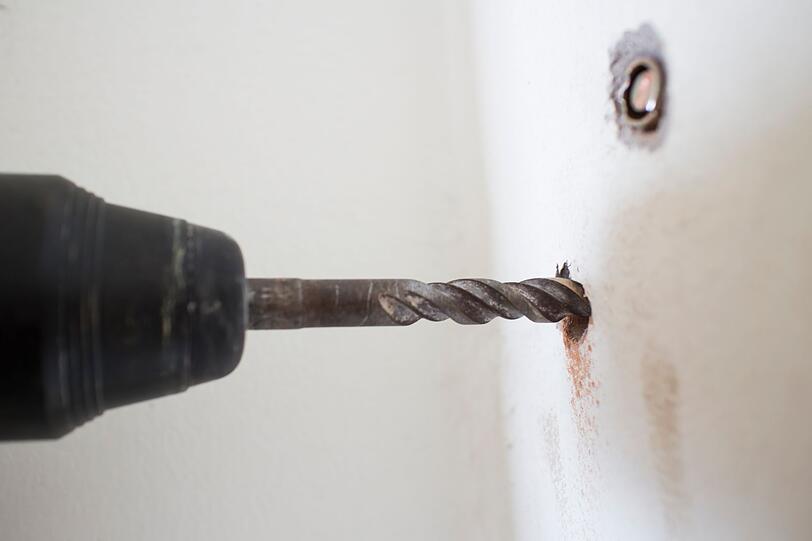 Was viele vergessen: In W&auml;nden verlaufen oft Stromleitungen - meist vertikal oder horizontal zu Steckdosen und Schaltern. Ein Loch an der falschen Stelle kann daher gef&auml;hrlich werden. Es empfiehlt sich, ein Ortungsger&auml;t zu verwenden oder vorab den Leitungsplan des Geb&auml;udes zu pr&uuml;fen. Auf Verdacht bohren ist hingegen keine gute Idee.