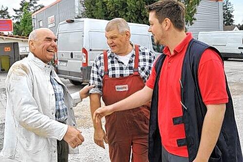 Bauarbeiter Franz F. (56, links) mit seinen Lebensrettern Peter H. (50) und Bernd G. (21) am Unglücksort in Riemerling.