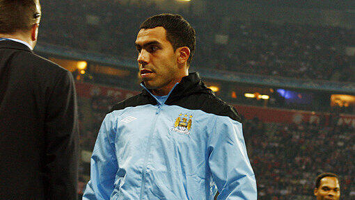 An Tevez soll nach seinem Einwechsel-Boykott ein Exempel statuiert werden - fordert der FIFA Vize-Präsident. An Tevez soll nach seinem Einwechsel-Boykott ein Exempel statuiert werden - fordert der FIFA Vize-Präsident.