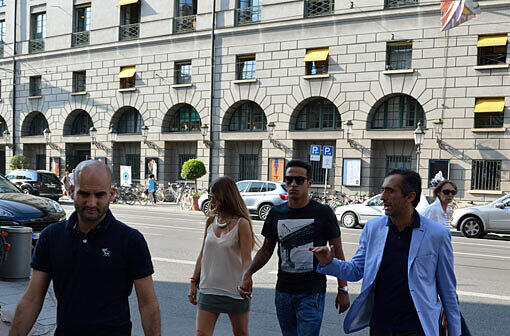 Thiago Alcantara bummelt mit Freundin Julia durch München. Die Bilder.