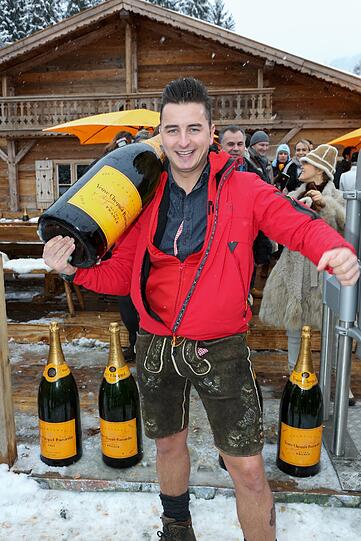 Andreas Georg Gabalier schultert die Magnum-Flasche.