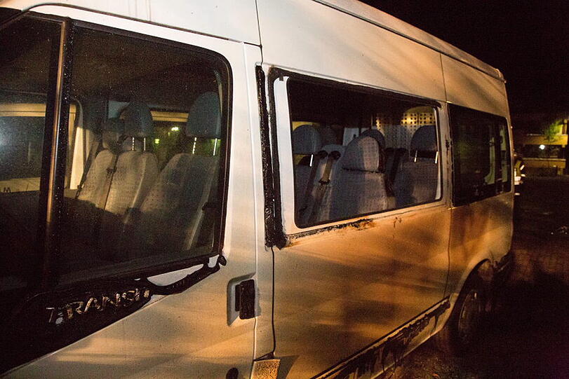 Aus bislang ungeklärter Ursache ging in Traunreut ein Kleinwagen in Flammen auf und brannte komplett aus.