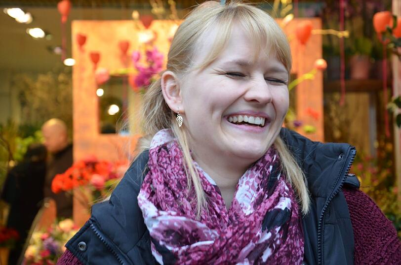 Carina machte am Mittwochfrüh alles richtig. Als das Telefon klingelte, meldete sich die junge Kraillingerin mit: "Ich höre 95.5 Charivari". Damit räumte sie 10.000 Euro ab. Die Bilder von der Geldübergabe!