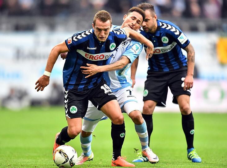 DAYLON CLAASEN: NOTE 3. Durfte anstelle von Okotie ran und brachte durchaus Tempo ins Spiel. Dribblings, herausgeholte Standards, Latten-Kopfball &ndash; empfahl sich für weitere Einsätze.