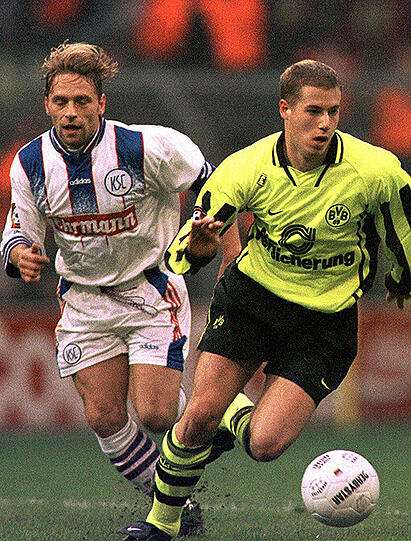 16. November 1996: Beim Bundesligaspiel Borussia Dortmund gegen Karlsruher SC ist der Dortmunder Lars Ricken (vorn) schneller am Ball als Thomas Häßler. Das Spiel endete 1:1.