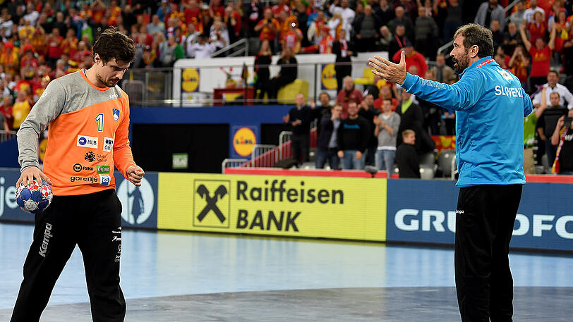 Unsportliche Aktion am Ende des Spiels: Sloweniens Trainer Veselin Vujovic (r.) stellt sich vor dem entscheidenden Siebenmeter ins Tor und versucht den deutschen Schützen Tobias Reichmann so zu irritieren. Reichmann blieb cool - und verwandelte.