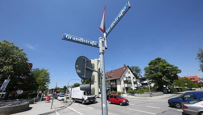 Die Kreuzung an der Verdistraße ist unübersichtlich. Immer wieder passieren Unfälle beim Abbiegen. Die Kreuzung an der Verdistraße ist unübersichtlich. Immer wieder passieren Unfälle beim Abbiegen.