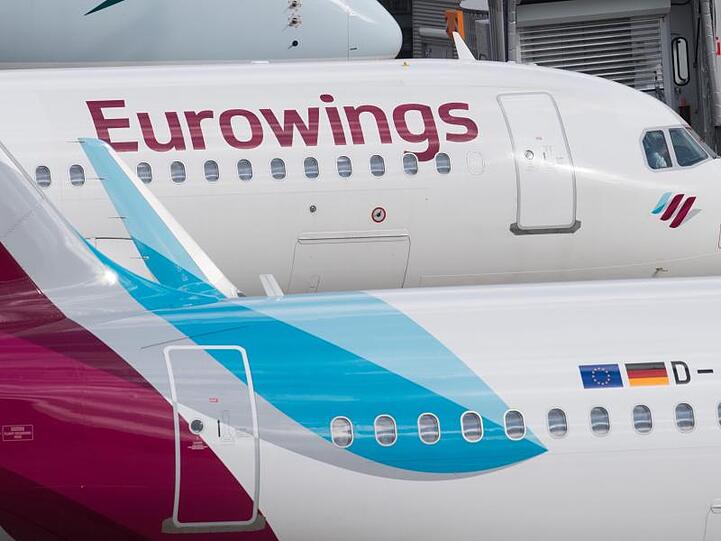Zwei Flugzeug der Lufthansa-Tochter Eurowings stehen auf dem Flughafen Düsseldorf.