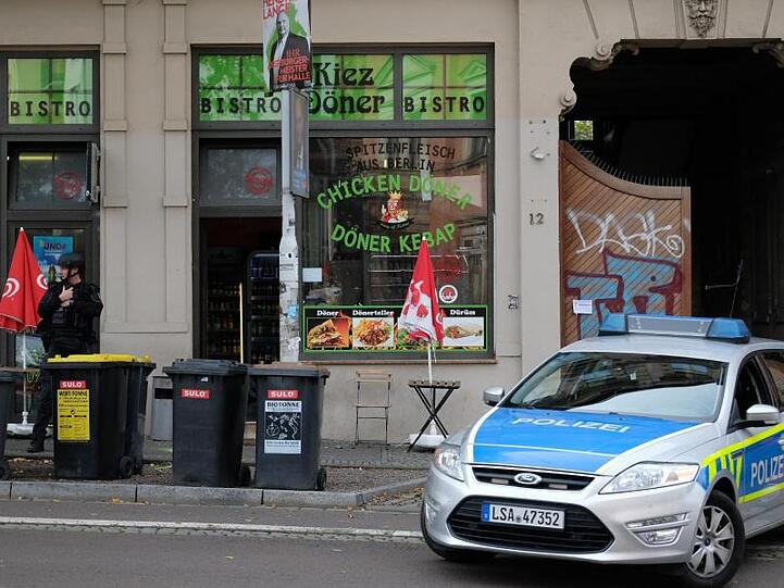 Polizisten sichern die Umgebung eines Döner-Imbisses in Halle.
