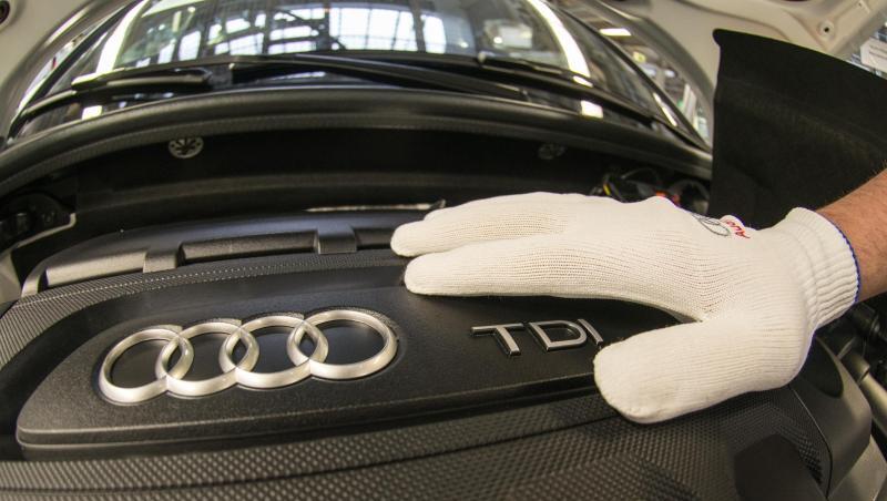 Ein Mann arbeitet in der Produktion im Audi-Werk an einem Audi A3 TDI.