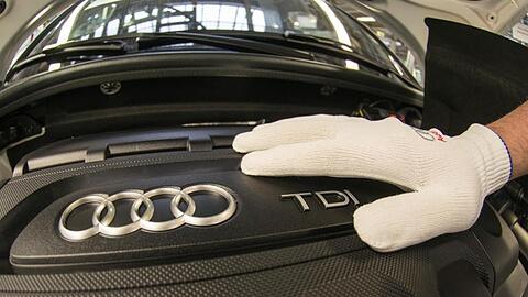 Ein Mann arbeitet in der Produktion im Audi-Werk an einem Audi A3 TDI.