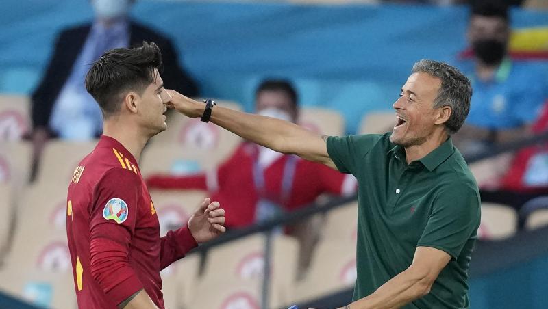 Spaniens Trainer Luis Enrique gratuliert Alvaro Morata zu dem Tor. Spaniens Trainer Luis Enrique gratuliert Alvaro Morata zu dem Tor.