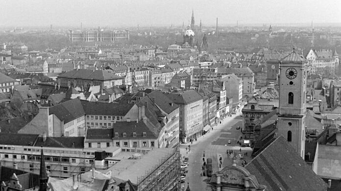 München 1957: der Blick vom Alten Peter aufs Tal, hinten das Maximilianeum.