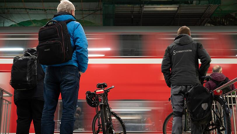 Eine S-Bahn der Deutschen Bahn fährt durch den Dresdner Hauptbahnhof. Eine S-Bahn der Deutschen Bahn fährt durch den Dresdner Hauptbahnhof.