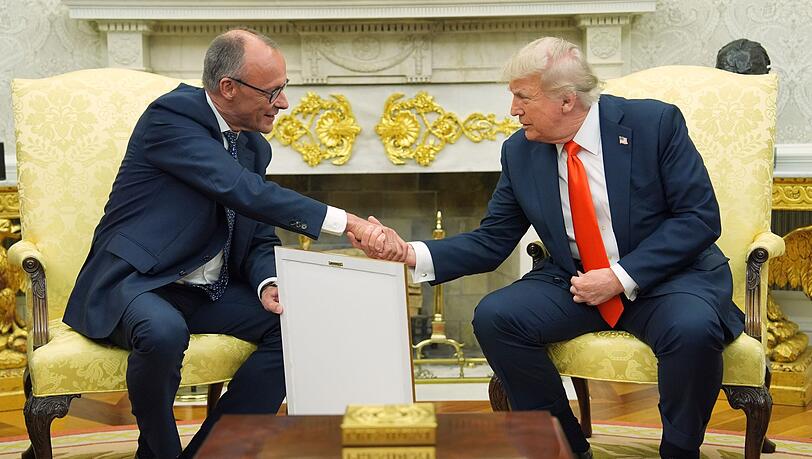 Merz übergab das Gastgeschenk im Oval Office.
