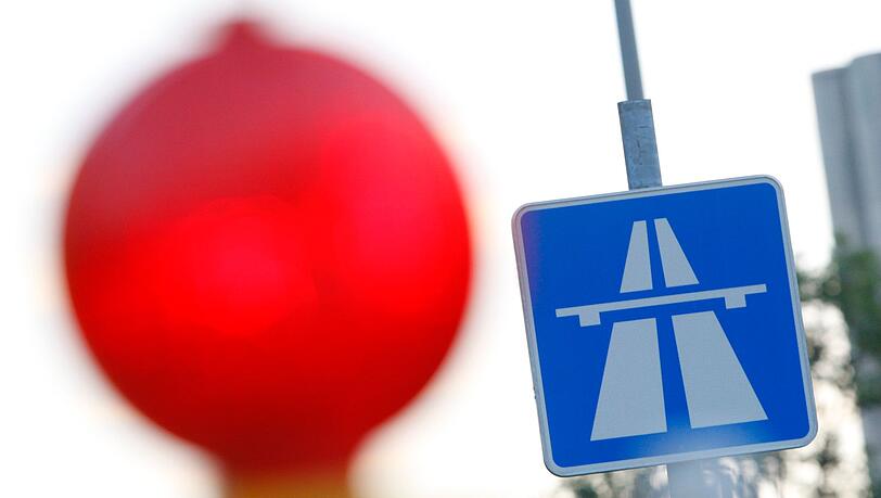 Ein beschädigter Gullydeckel sorgt für einen Unfall auf der Autobahn 9. (Symbolbild) Ein beschädigter Gullydeckel sorgt für einen Unfall auf der Autobahn 9. (Symbolbild)