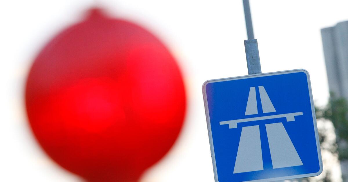 Gullydeckel-besch-digt-zwei-Lastwagen-auf-der-Autobahn-9