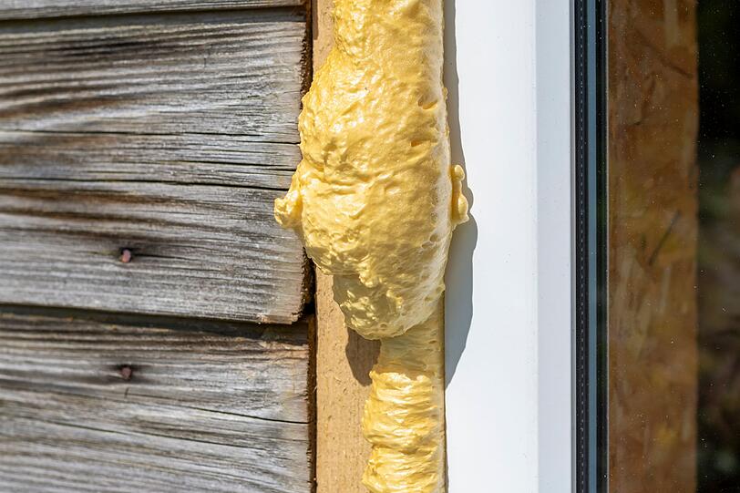 Bauschaum ist zwar sehr praktisch und vielf&auml;ltig einsetzbar - er ist aber auch t&uuml;ckisch, da er stark aufquillt und nur noch schwer zu entfernen ist, wenn er einmal hart geworden ist. Tragen Sie also lieber erst einmal etwas weniger auf, um das Verhalten des Montageschaums kennenzulernen. Nachspr&uuml;hen ist immer noch m&ouml;glich.