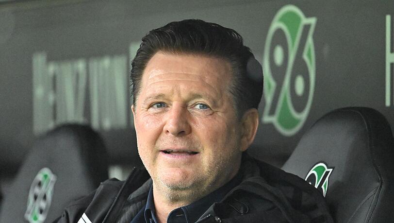 Hannovers Trainer Christian Titz beim Heimspiel gegen den Karlsruher SC (2:2). Hannovers Trainer Christian Titz beim Heimspiel gegen den Karlsruher SC (2:2).