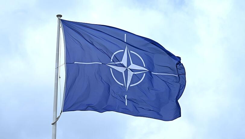 Flagge vor dem Nato-Hauptquartier