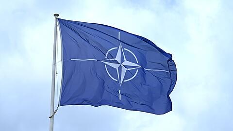 Flagge vor dem Nato-Hauptquartier