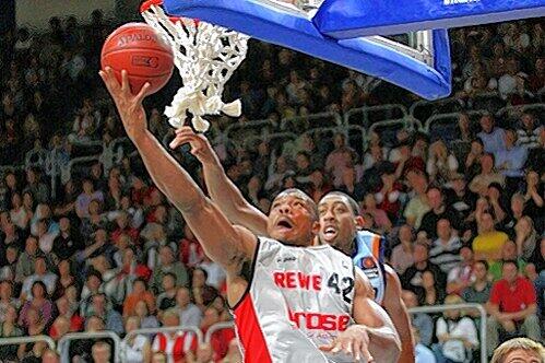 Dynamisch, aber wenig erfolgreich: Bambergs Kyle Hines (l.) hatte nicht seinen besten Tag.
