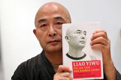 Der chinesische Schriftsteller Liao Yiwu am 27.08.2011 in Erlangen (Mittelfranken) beim Erlanger Poetenfest mit seinem jüngsten Werk "Für ein Lied und hundert Lieder". Yiwu saß mehrere Jahre in China im Gefängnis und war im Juli über Vietnam nach Deutschland gelangt.