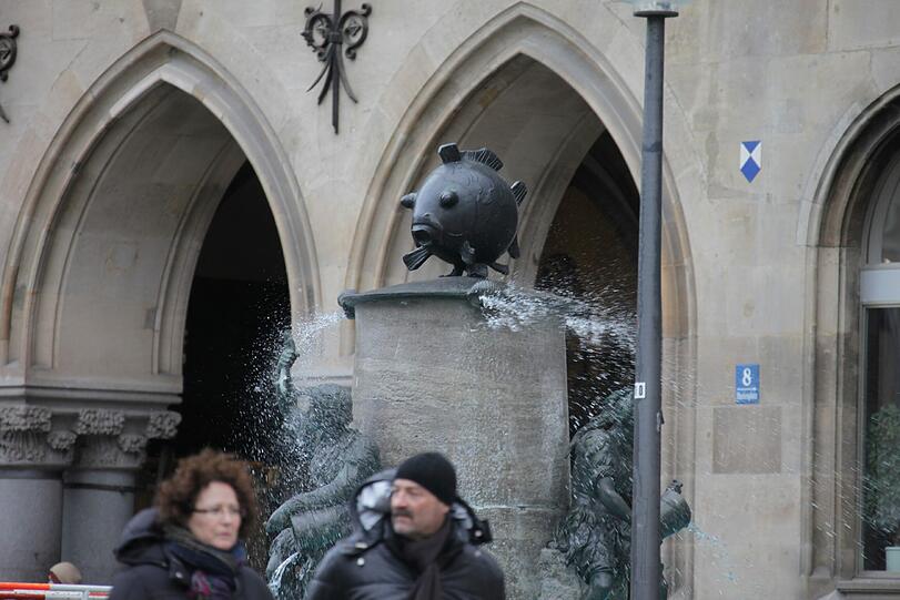 Wer am Donnerstag in der Fußgängerzone unterwegs war, musste sich auch vor dem Fischbrunnen hüten: Dessen Wasser wurde im wahrsten Sinne des Wortes vom Winde verweht.