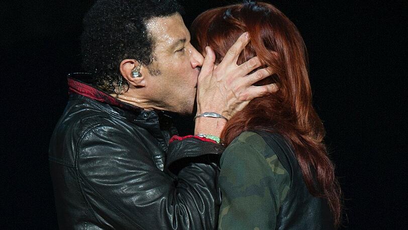 Schmuse-Sänger Lionel Richie nimmt das Gesicht der Sängerin zärtlich in seine Hände. Schmuse-Sänger Lionel Richie nimmt das Gesicht der Sängerin zärtlich in seine Hände.