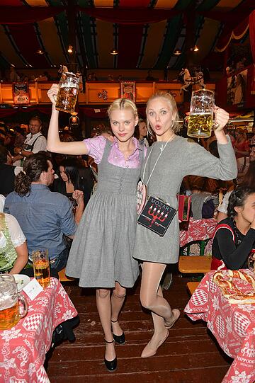 Julia Almendra Hetzel, Anne Sophie Monrad