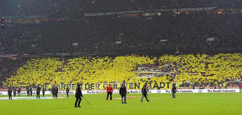 Teil eins der Fanchoreographie der Bayern-Fans am 27. Februar gegen Borussia Dortmund. Foto: firo/Augenklick