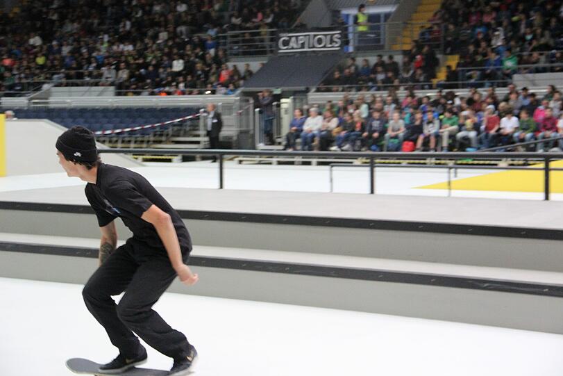 Contest-Teilnehmer üben in der Olympia-Eissporthalle.