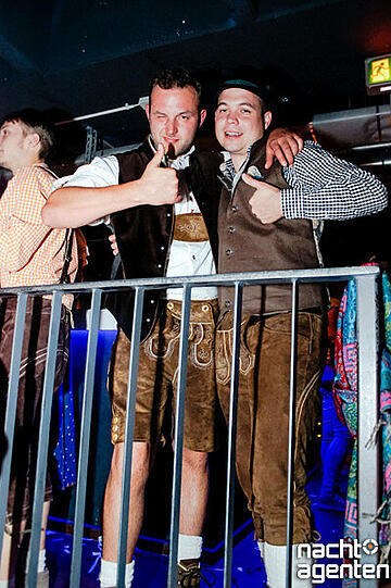 Wer seinen Wiesn-Schatz nicht auf der Theresienwiese gefunden hat, hatte im Gecko Club beim "WiesnSpatzl" nochmal die Chance. Mehr Bilder unter: http://www.nachtagenten.de/gallery/wiesn-spatzl.939503.html