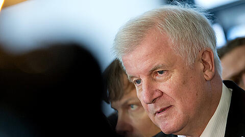 Horst Seehofer tritt am Freitag beim CSU-Parteitag vor die Journalisten. Für ihn ist und bleibt klar: Der Flüchtlingsstrom nach Deutschland muss begrenzt werden.