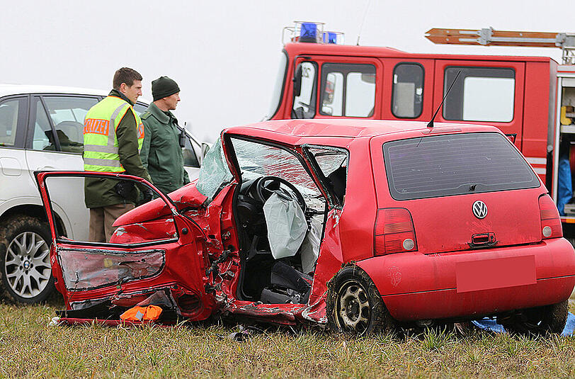 Bilder vom Unfallort in Tabing. Am Samstagmittag kam er hier zum Zusammenstoß zweier Fahrzeuge, die Fahrerin des roten VW Polo verstarb noch am Unfallort.