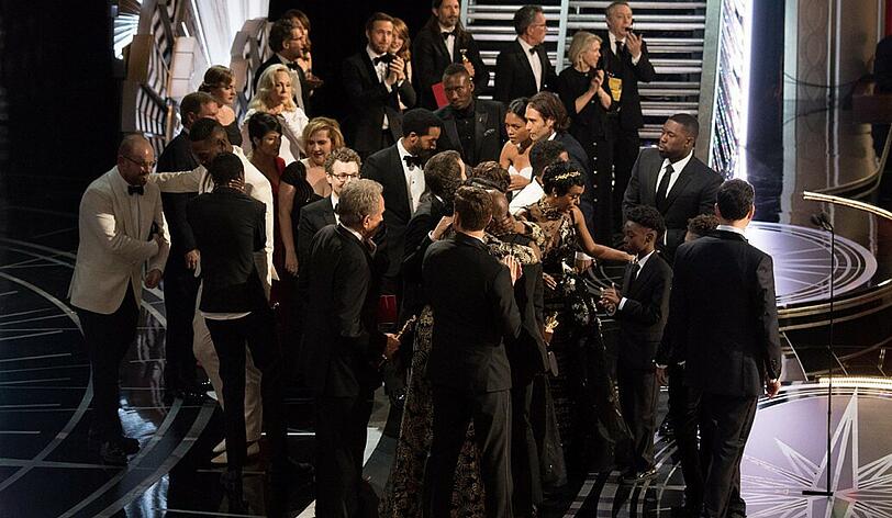 Chaos auf der Oscar-Bühne: Erst wurde "La La Land" zum besten Film erklärt, kurz darauf "Moonlight".