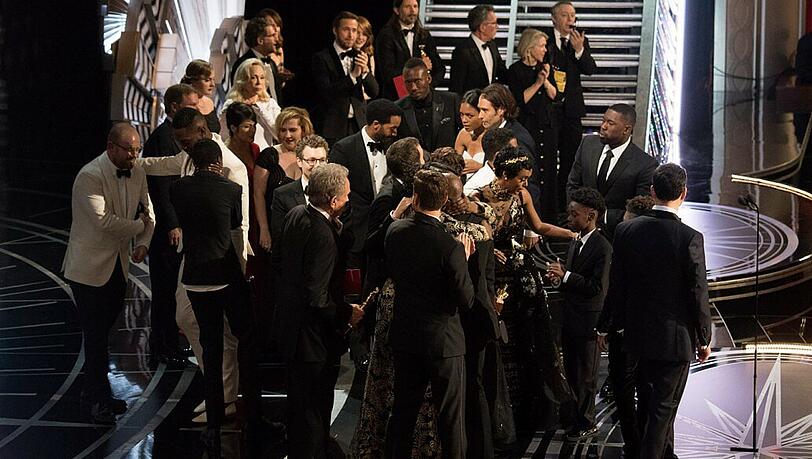 Chaos auf der Oscar-Bühne: Erst wurde "La La Land" zum besten Film erklärt, kurz darauf "Moonlight".