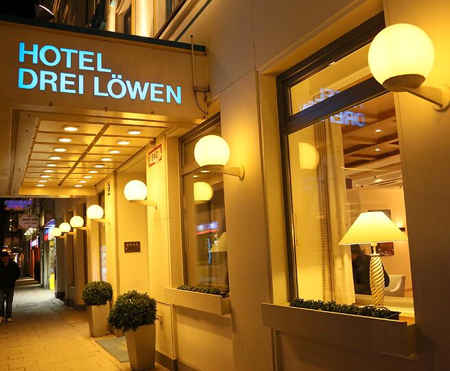 Das "Hotel Drei Löwen". Einzelzimmer kosten 75 Euro, ein Doppelzimmer - für alle Fälle - 85 Euro pro Nacht.