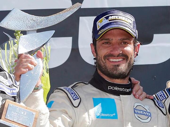Prinz Carl Philip von Schweden feiert 2015 nach seinem Sieg im zweiten Lauf des STCC-Wettbewerbs in Falkenberg.