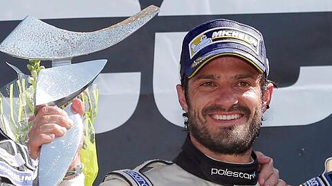 Prinz Carl Philip von Schweden feiert 2015 nach seinem Sieg im zweiten Lauf des STCC-Wettbewerbs in Falkenberg.