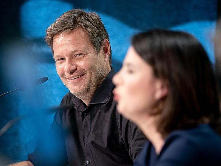 Robert Habeck (L) und Annalena Baerbock bei der Präsentation des ersten Entwurfs zum neuen Grundsatzprogramm von Bündnis 90/Die Grünen.